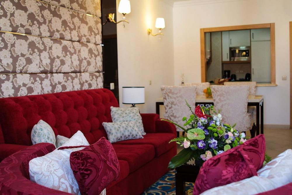 Grand Muthu Forte Do Vale Albufeira Exterior photo A living room in a suite at the hotel