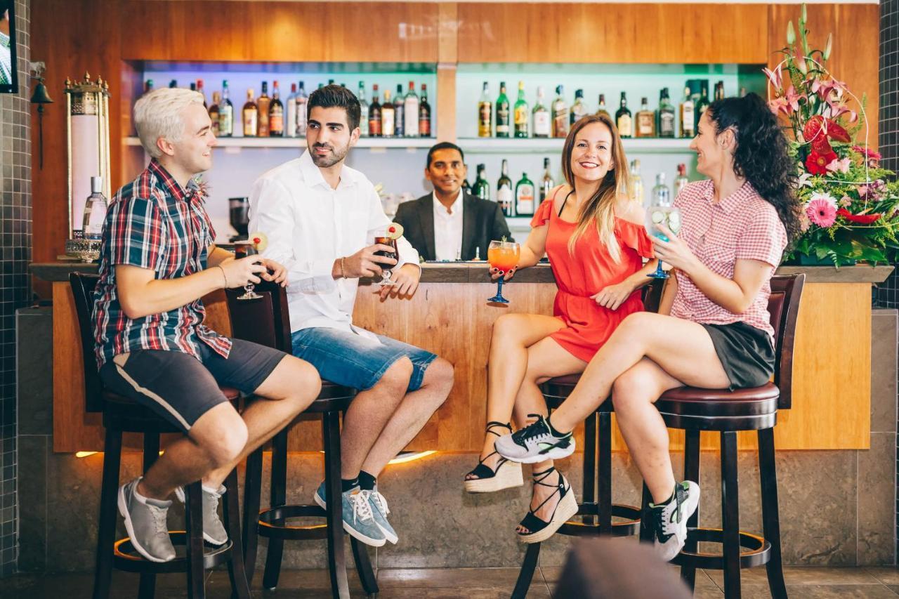 Grand Muthu Forte Do Vale Albufeira Exterior photo A group of friends socializing at a bar
