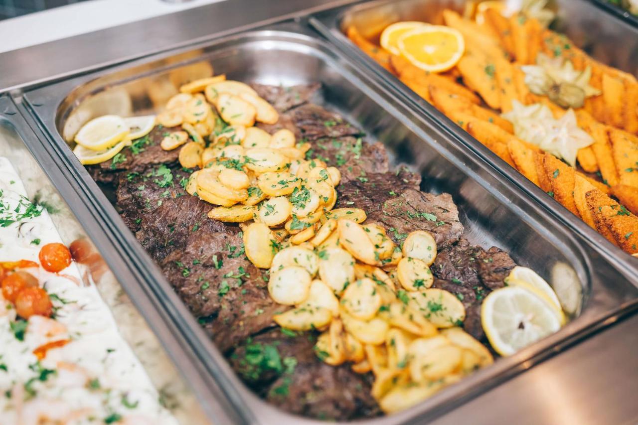 Grand Muthu Forte Do Vale Albufeira Exterior photo A chafing dish with food