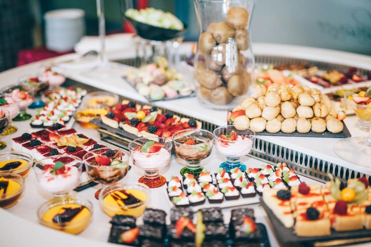 Grand Muthu Forte Do Vale Albufeira Exterior photo A dessert buffet