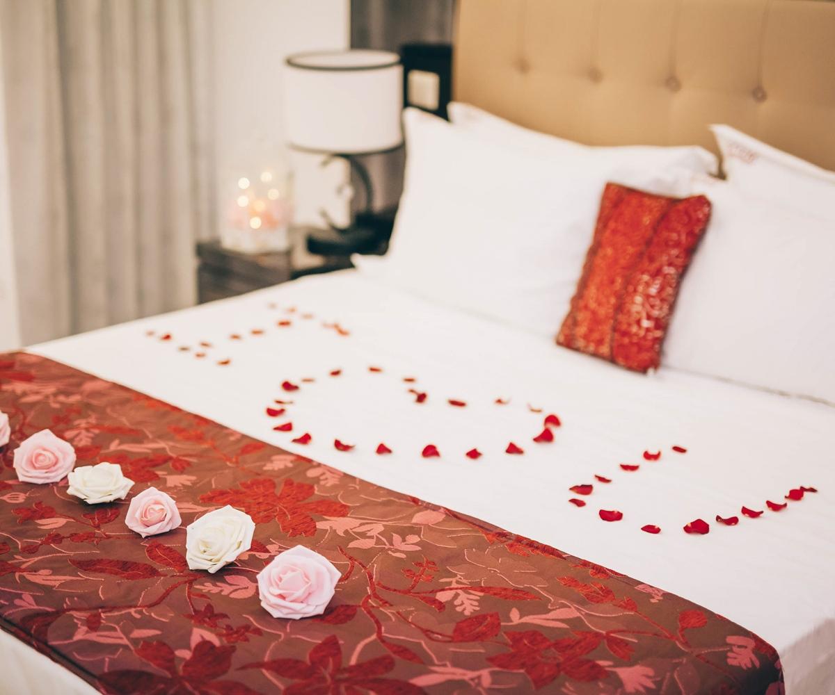 Grand Muthu Forte Do Vale Albufeira Exterior photo A bed with rose petals