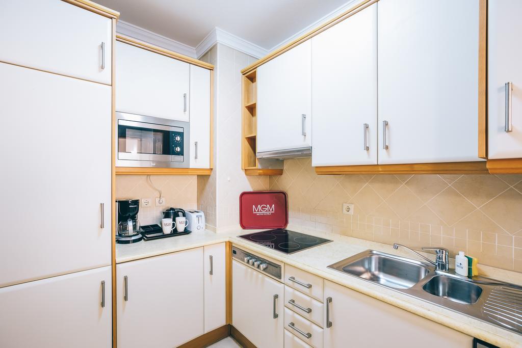Grand Muthu Forte Do Vale Albufeira Exterior photo A typical kitchen in a serviced apartment
